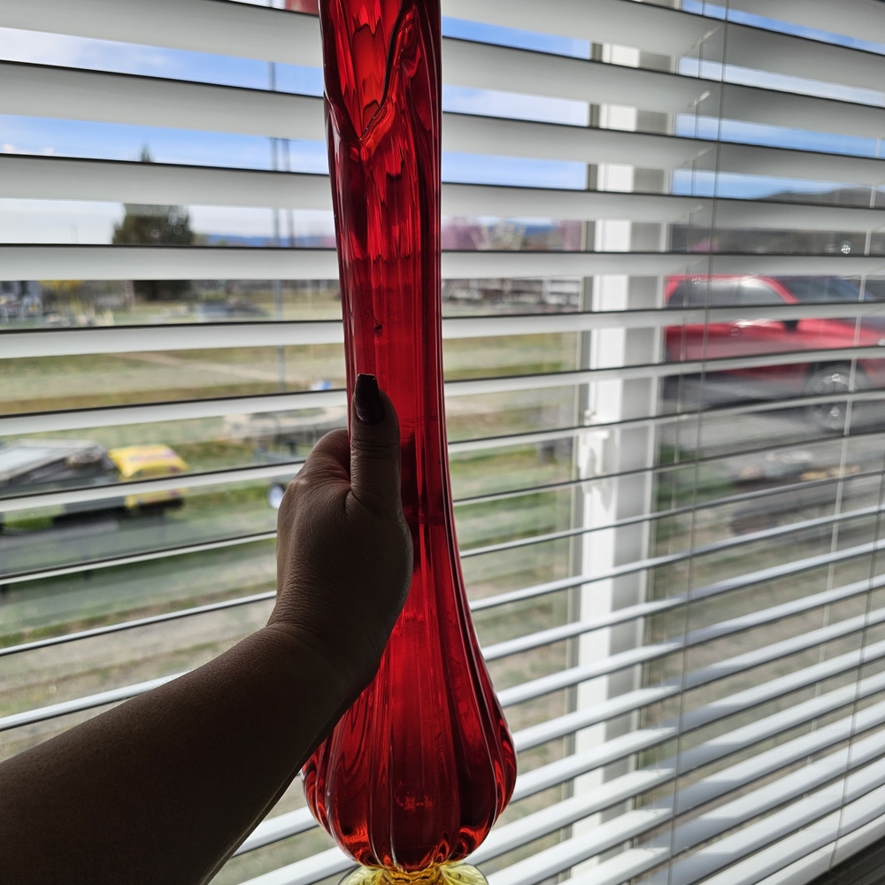 Elegant "Vintage" L.E. Smith Red Swung Glass Vase - Picture 11 of 15